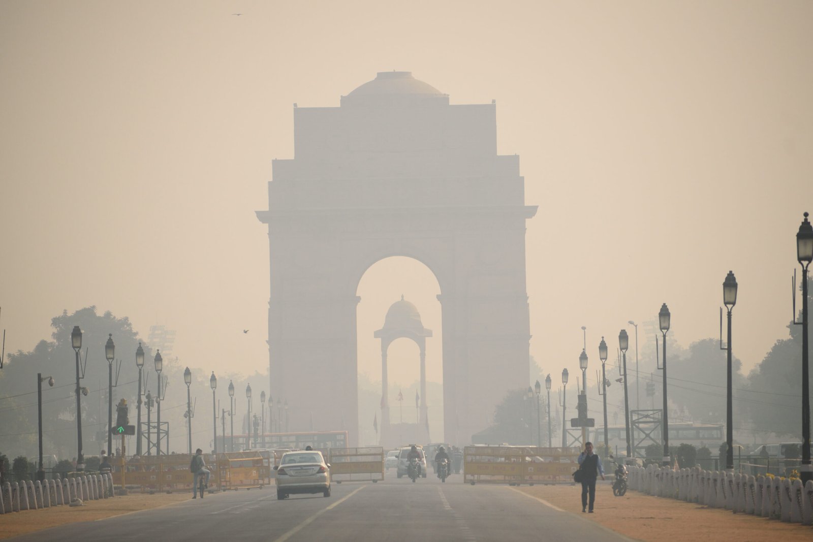 Heavy air pollution and smog engulfing India Gate in Delhi-NCR with vehicles moving on the road